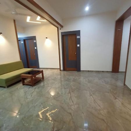 Hotel Crossview Palanpur Esterno foto