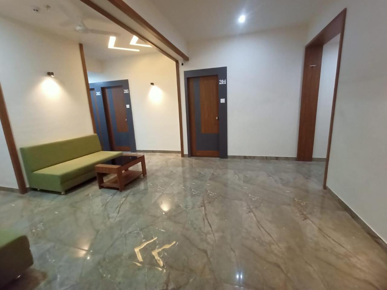 Hotel Crossview Palanpur Esterno foto