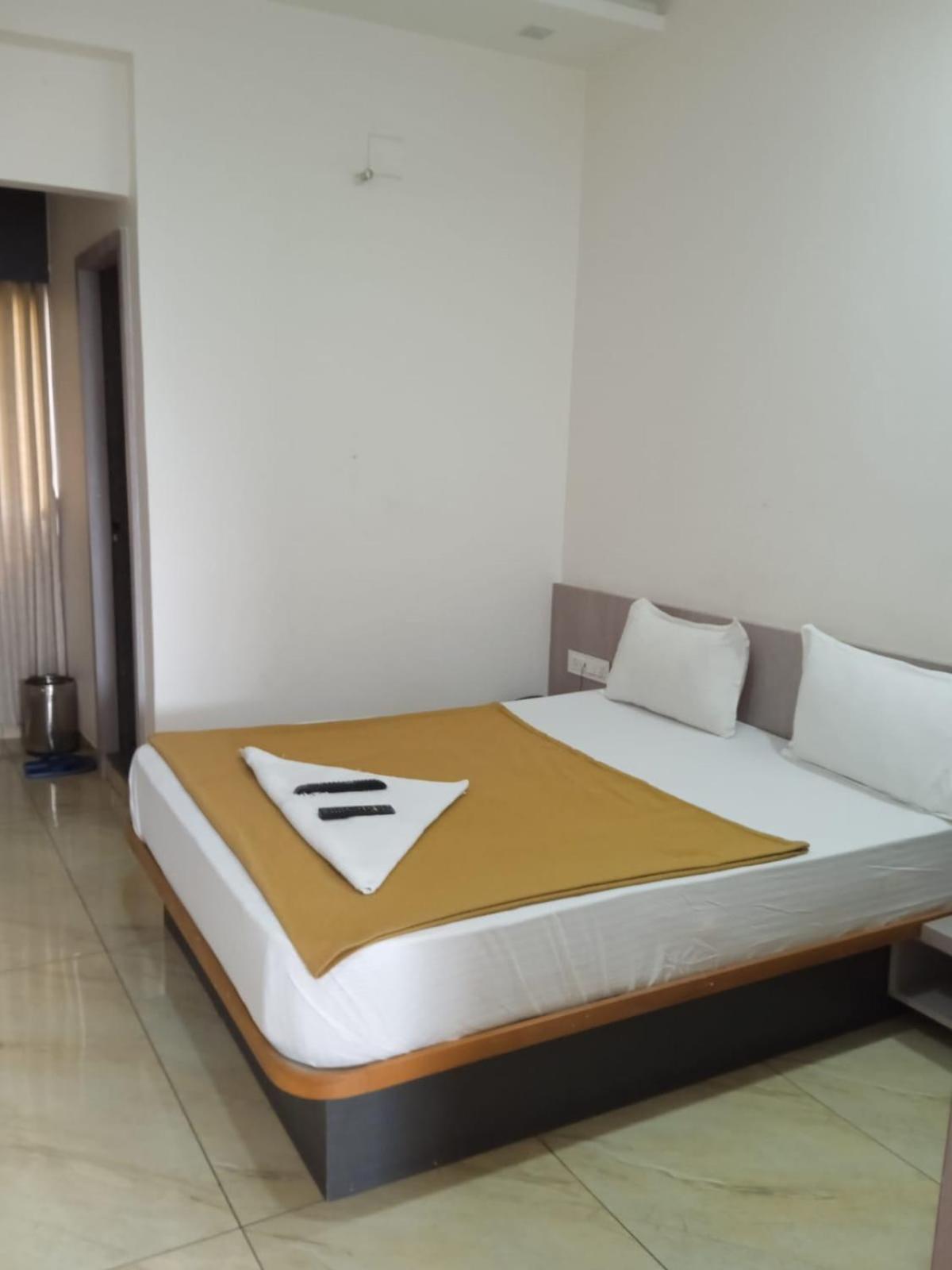 Hotel Crossview Palanpur Esterno foto