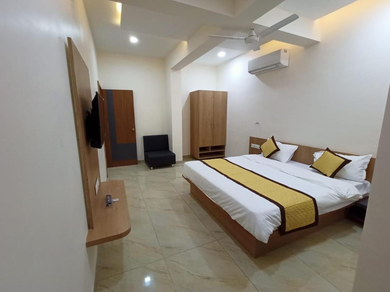 Hotel Crossview Palanpur Esterno foto