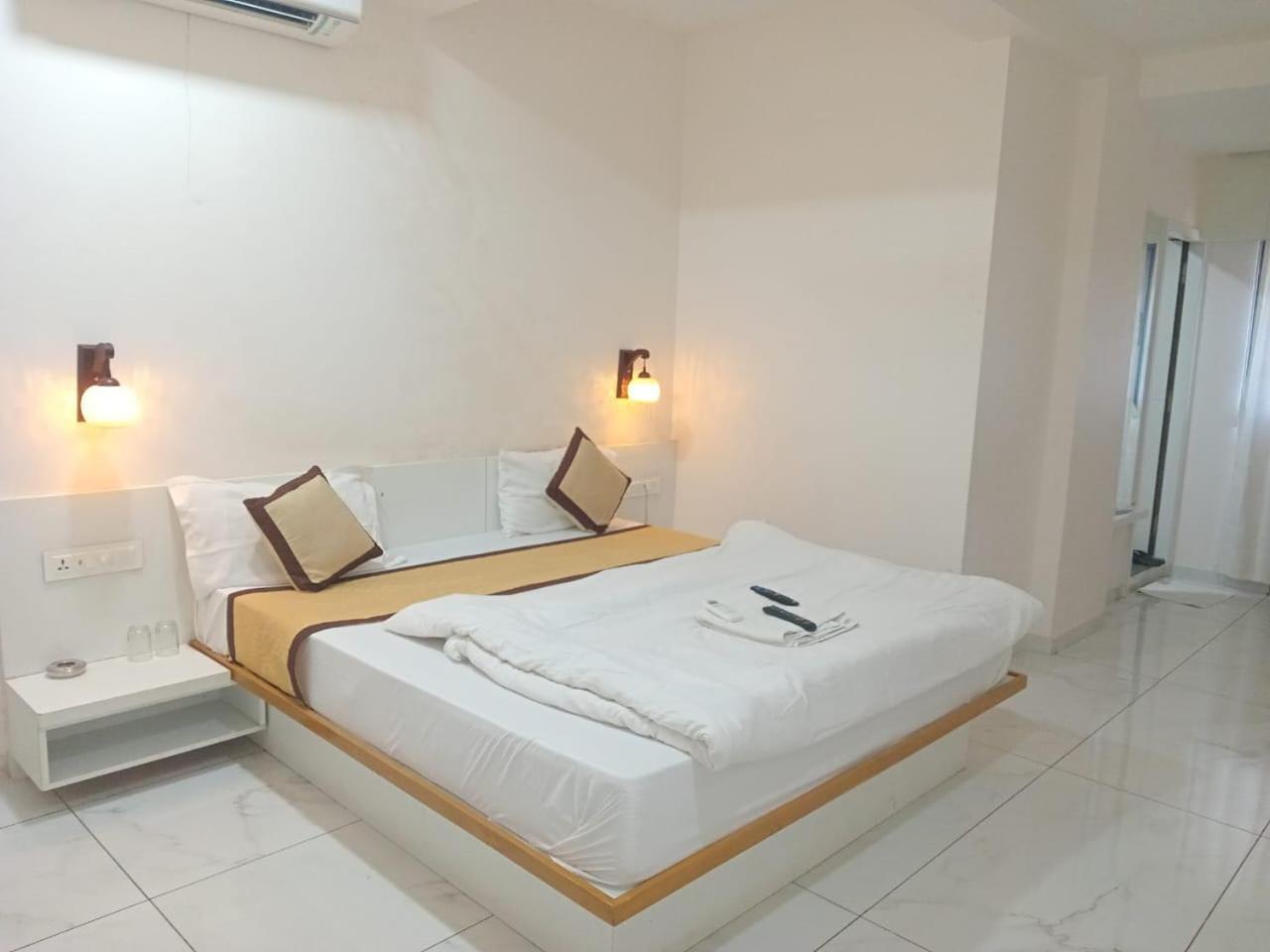 Hotel Crossview Palanpur Esterno foto