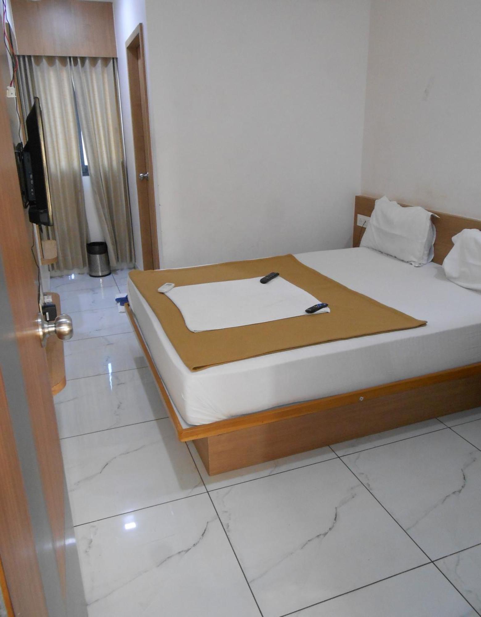 Hotel Crossview Palanpur Esterno foto