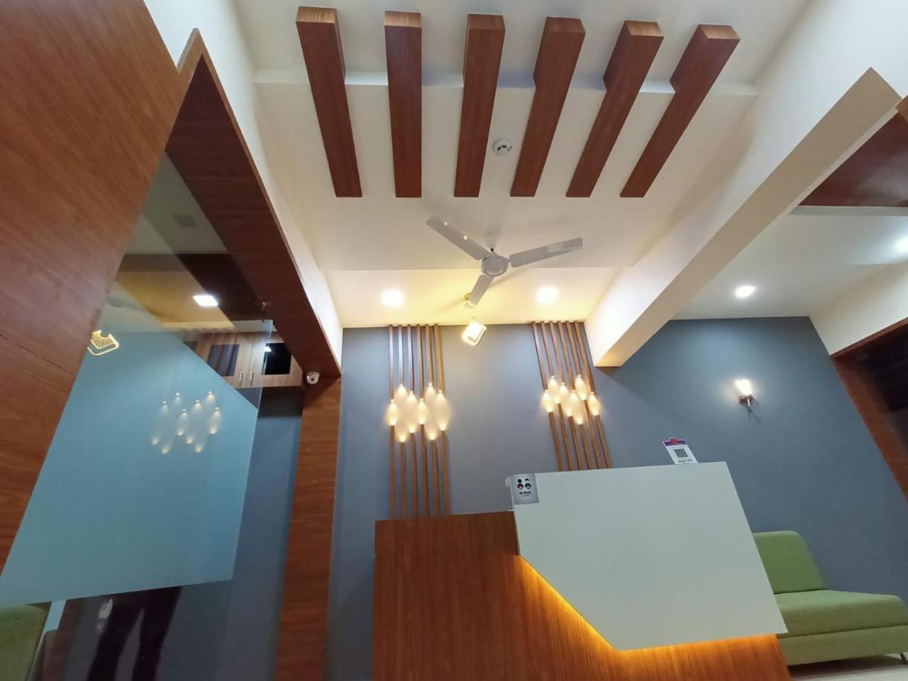 Hotel Crossview Palanpur Esterno foto