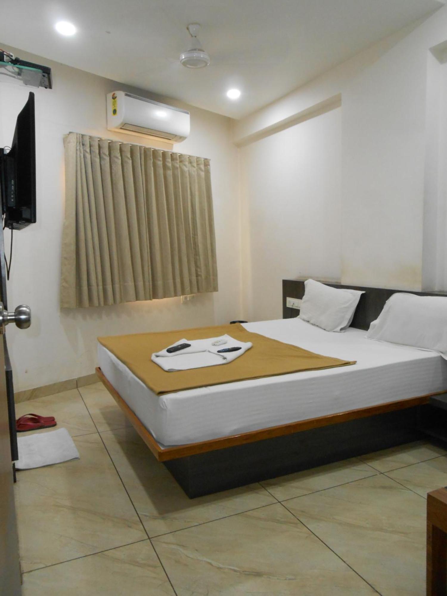 Hotel Crossview Palanpur Esterno foto