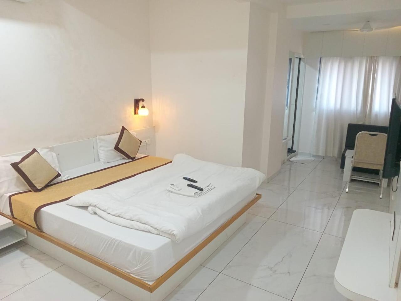 Hotel Crossview Palanpur Esterno foto