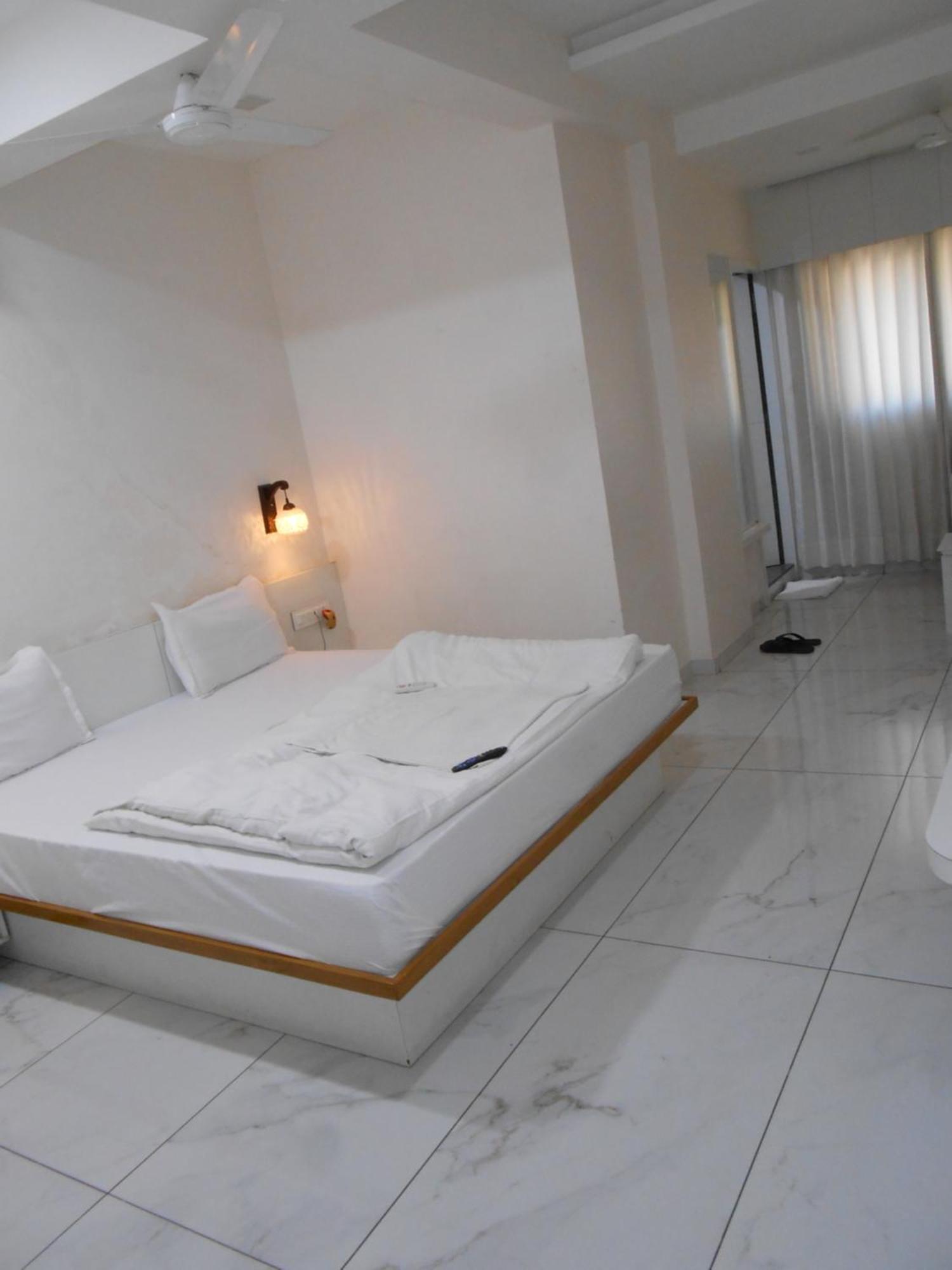 Hotel Crossview Palanpur Esterno foto