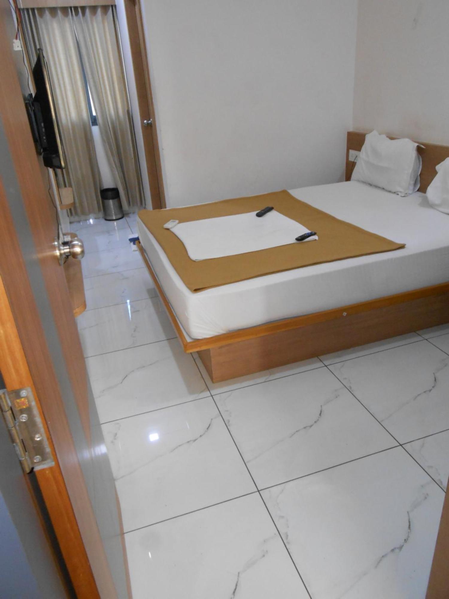 Hotel Crossview Palanpur Esterno foto