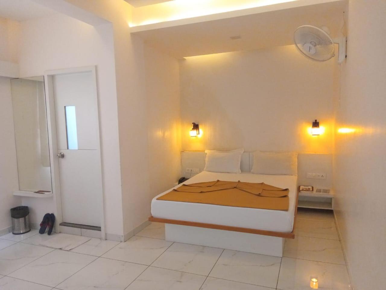 Hotel Crossview Palanpur Esterno foto