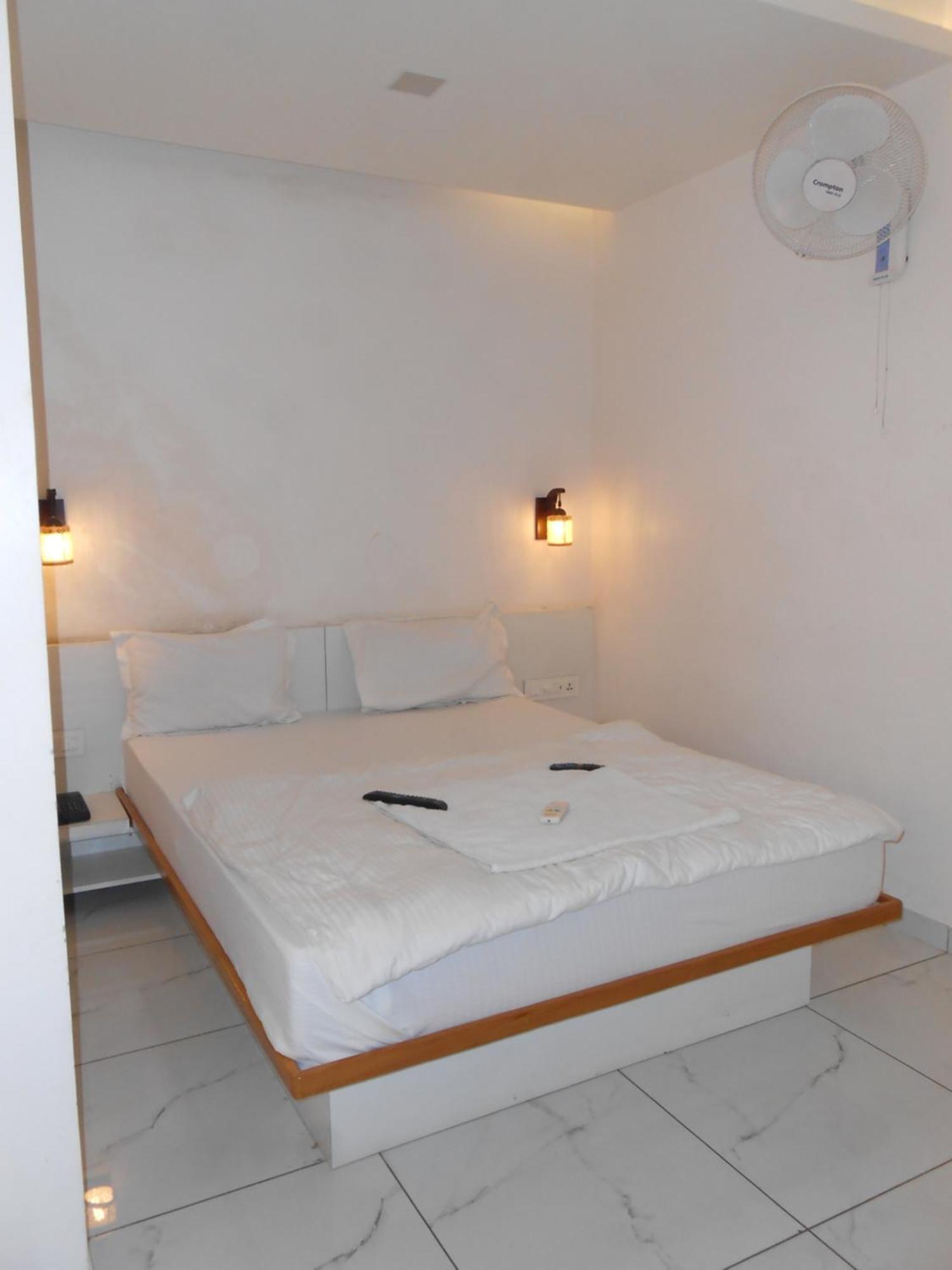 Hotel Crossview Palanpur Esterno foto